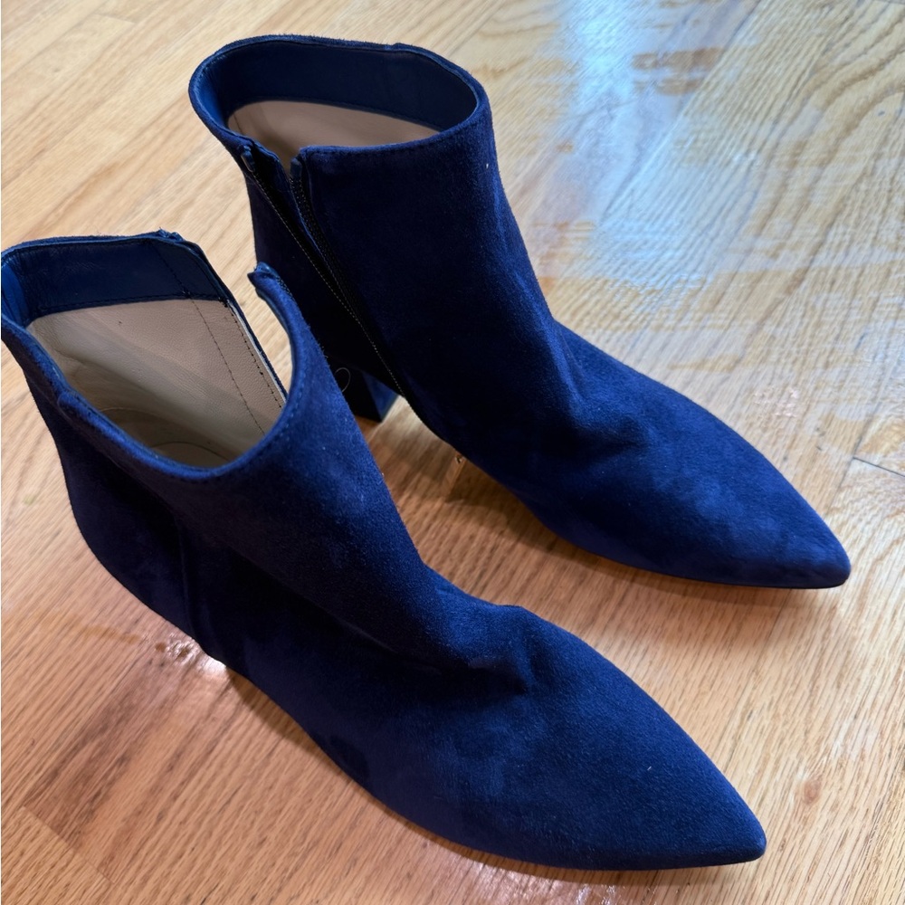 NWOT Elegant Jeanne Pointed Toe Ankle Boot Suede Midnight Blue Size 9